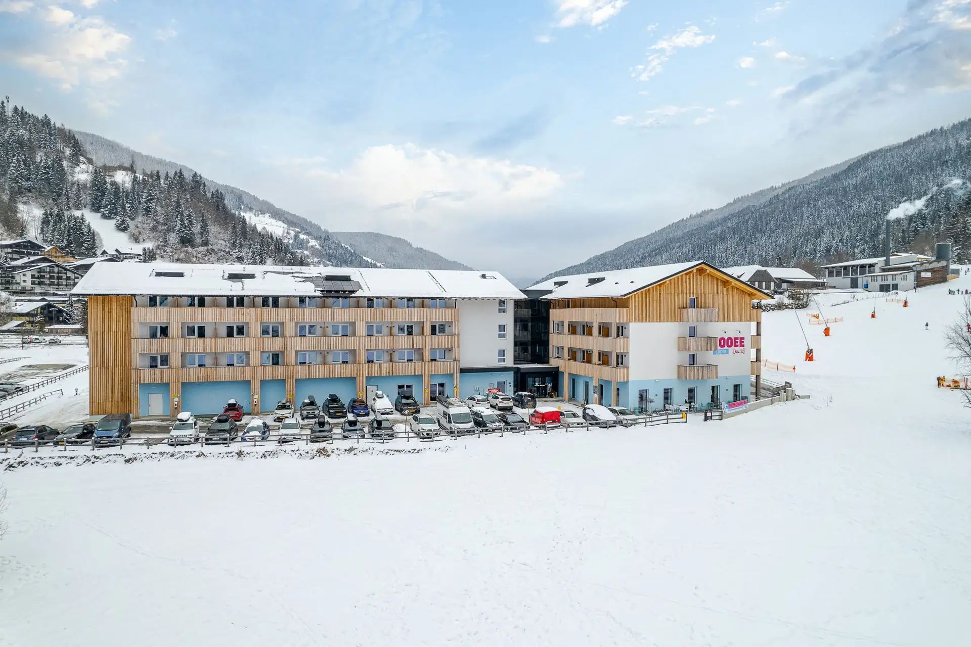 Das COOEE alpin Hotel in Bad Kleinkirchheim im Winter.