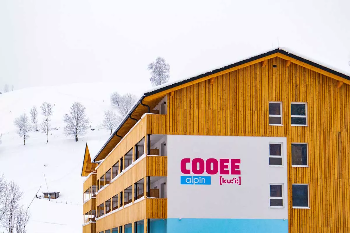 Das COOEE alpin Hotel in Bad Kleinkirchheim befindet sich gegenüber der Kaiserburgbahn.