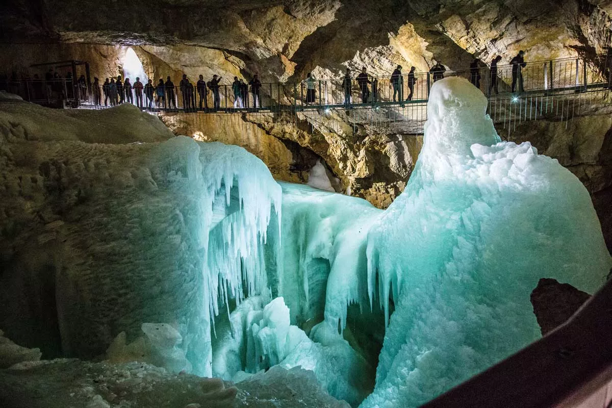 Die Rieseneishöhle gehört zu den Top-Attraktionen im Sommer