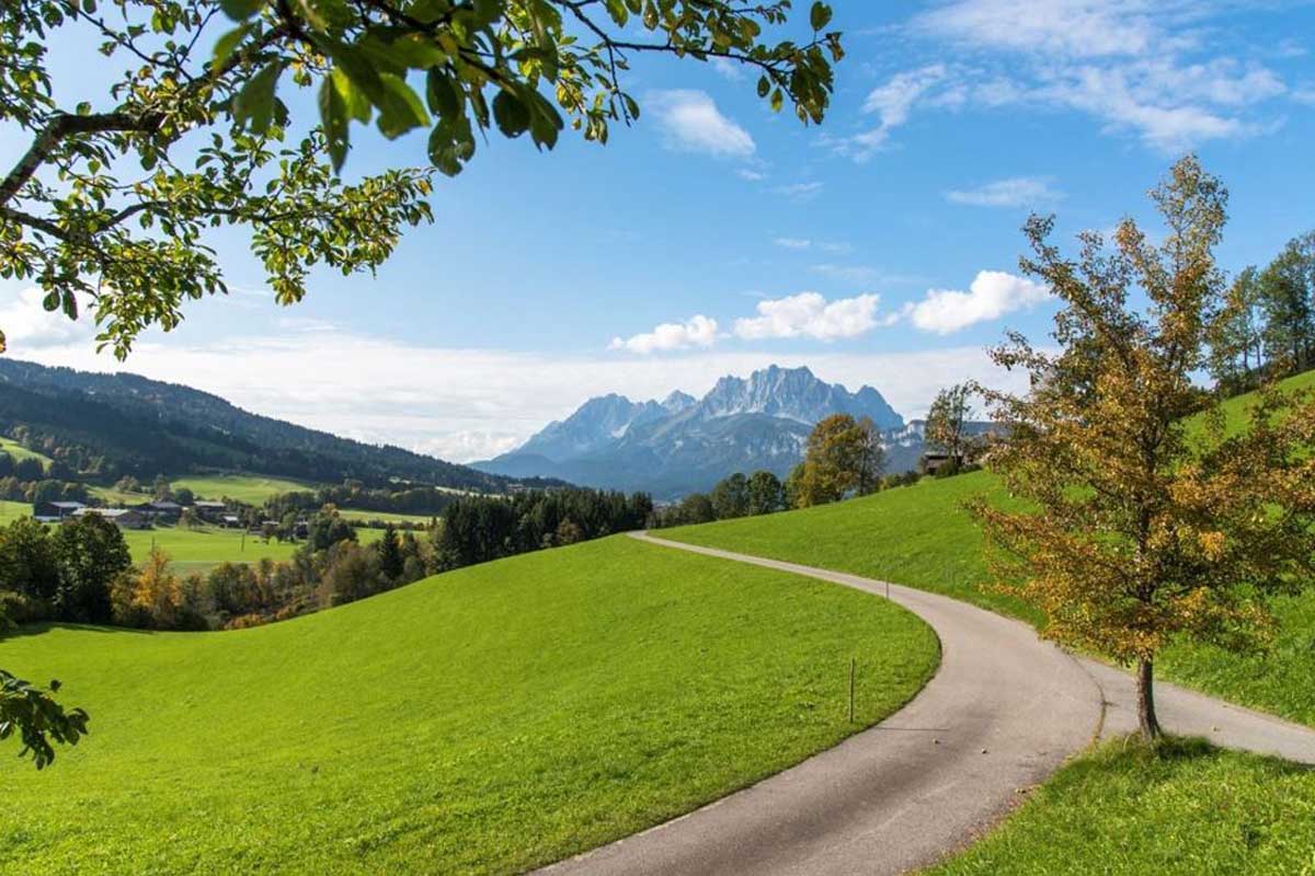 Wanderung in den Kitzbüheler Alpen mit Blick auf den Wilden Kaiser.