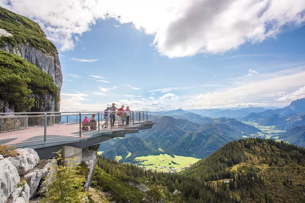 Die Aussichtsplattform im Triassic Park in Tirol.