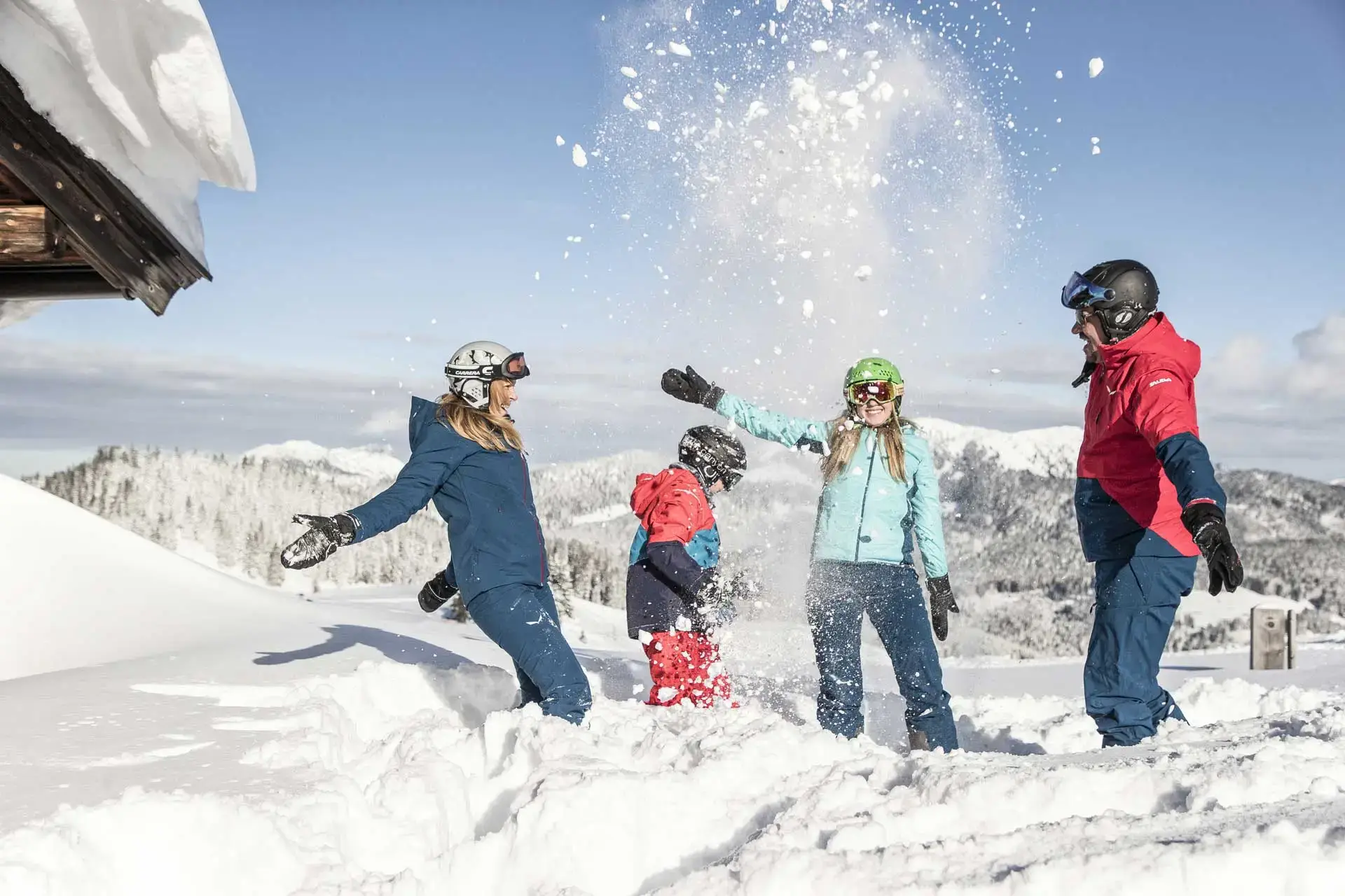 Eine Gruppe von Personen spielt im Schnee