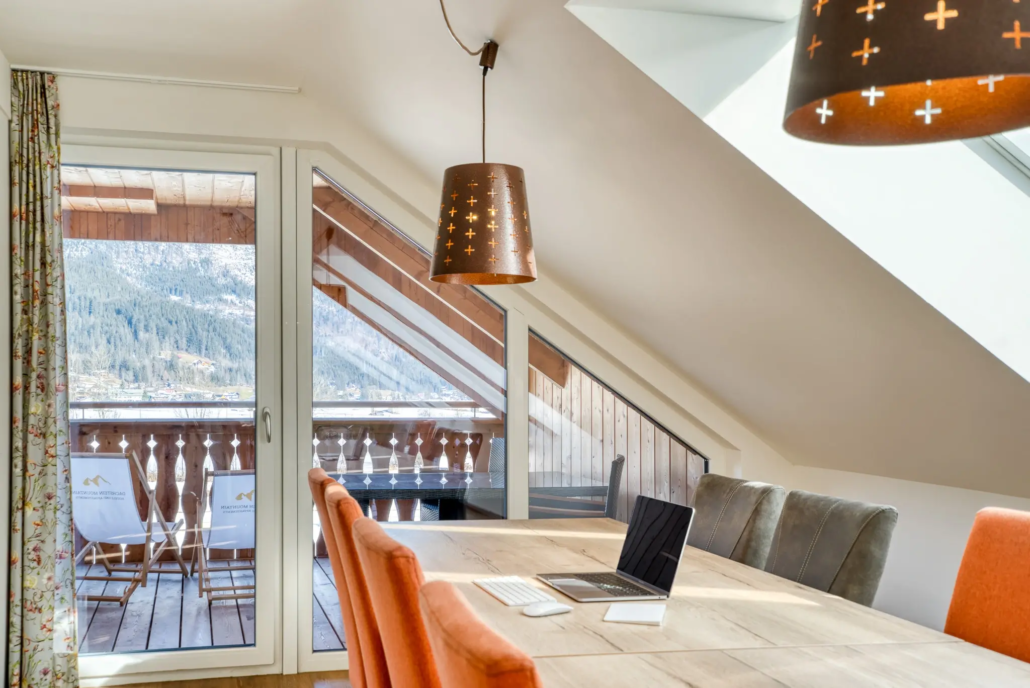 Arbeitsplatz mit Ausblick im COOEE alpin Hotel Dachstein in Gosau.