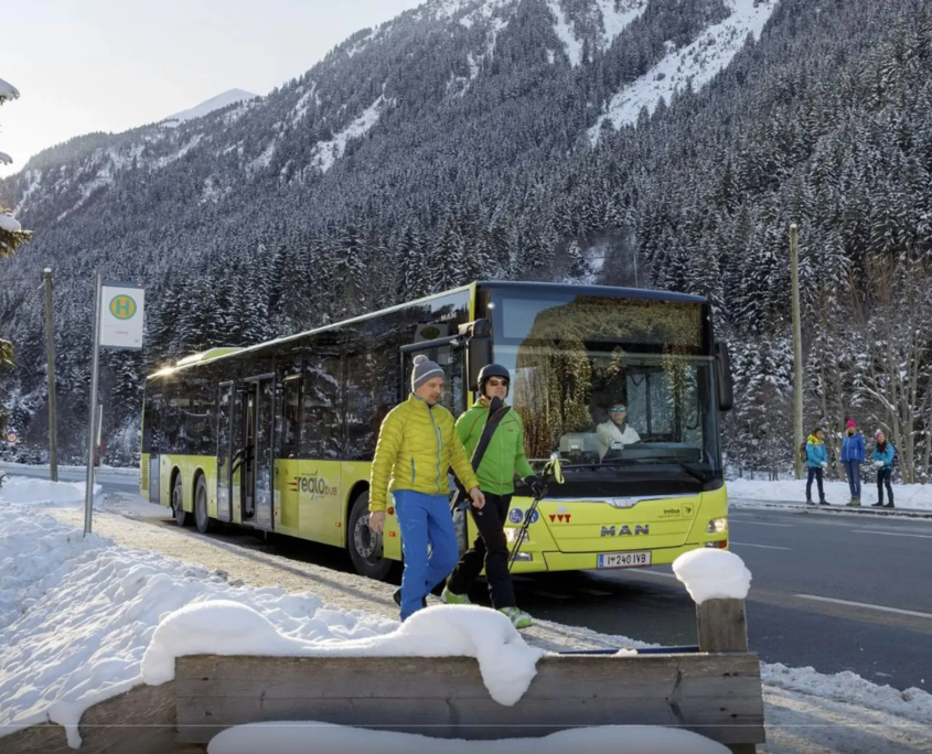 Skibus in Kitzbüheler Alpen während Winter