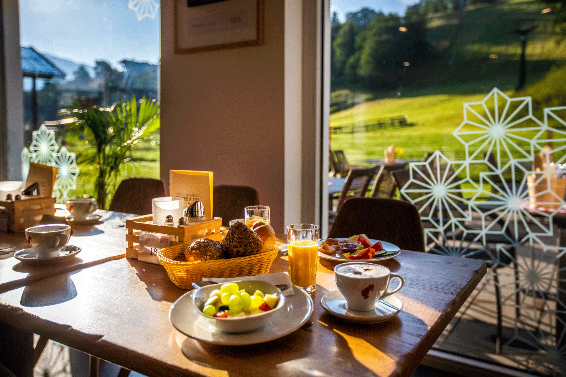 Frühstückstisch in COOEE alpin Kitzbüheler Alpen