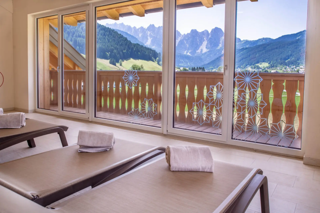 Ruheraum im COOEE alpin Hotel Dachstein mit Ausblick während Sommer