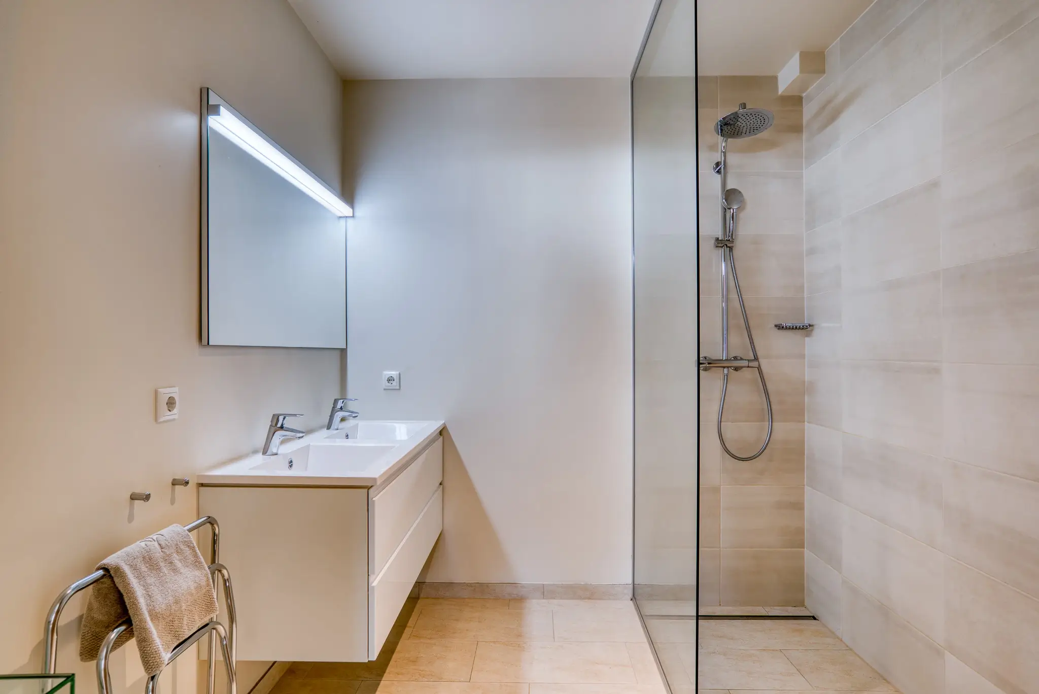 Badezimmer mit Dusche im Mounterra Apartment im COOEE alpin Hotel in Gosau.