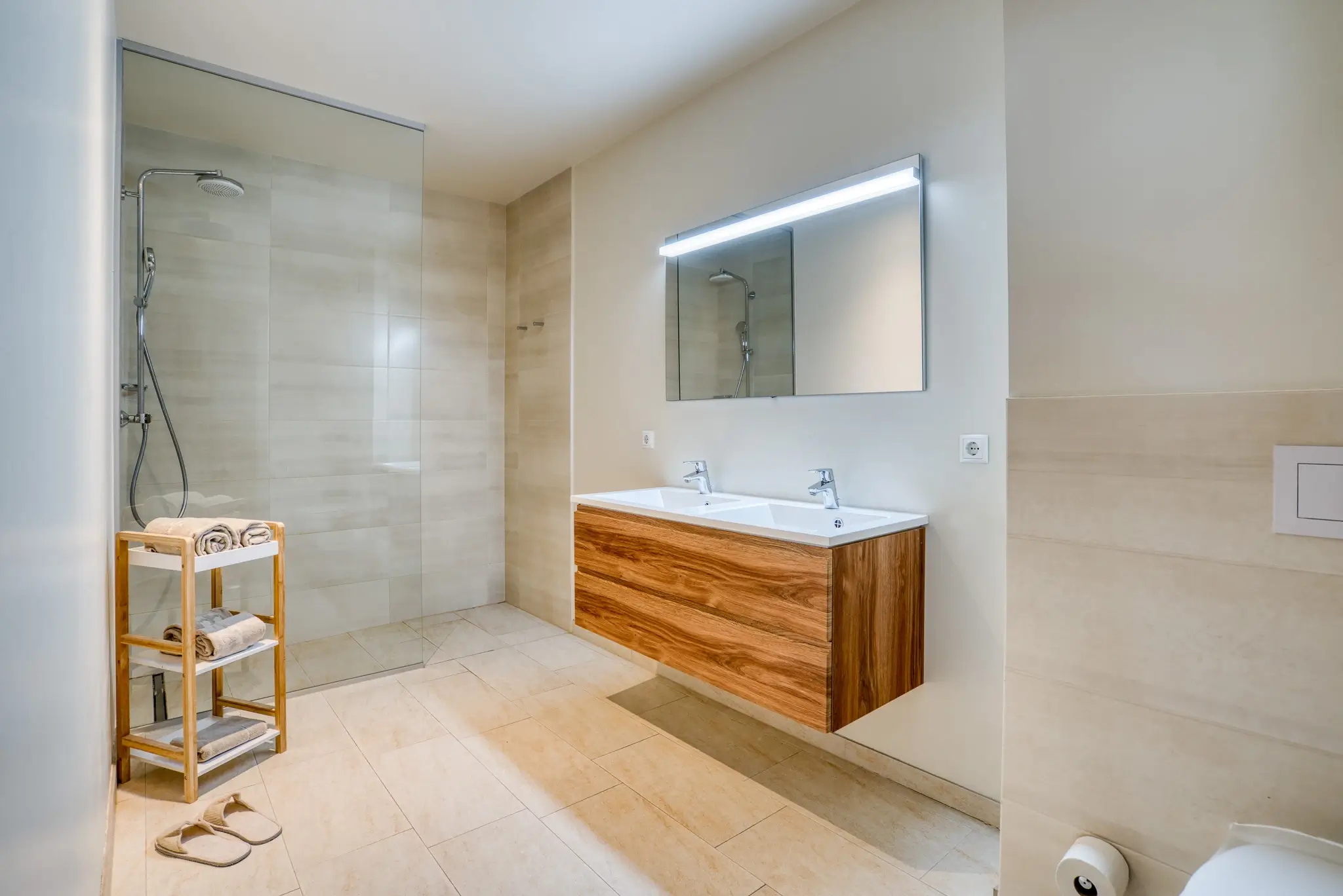 Badezimmer mit Dusche im Skitopia Apartment im COOEE alpin Hotel Dachstein in Gosau.