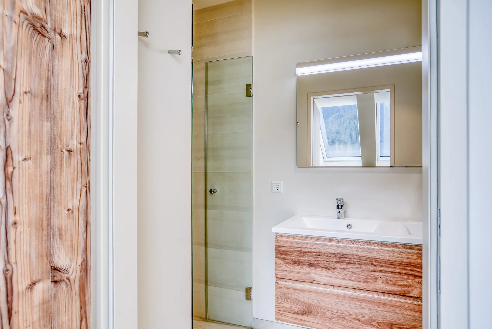 Ein Badezimmer im Rockey Apartment im COOEE alpin Hotel Dachstein in Gosau.
