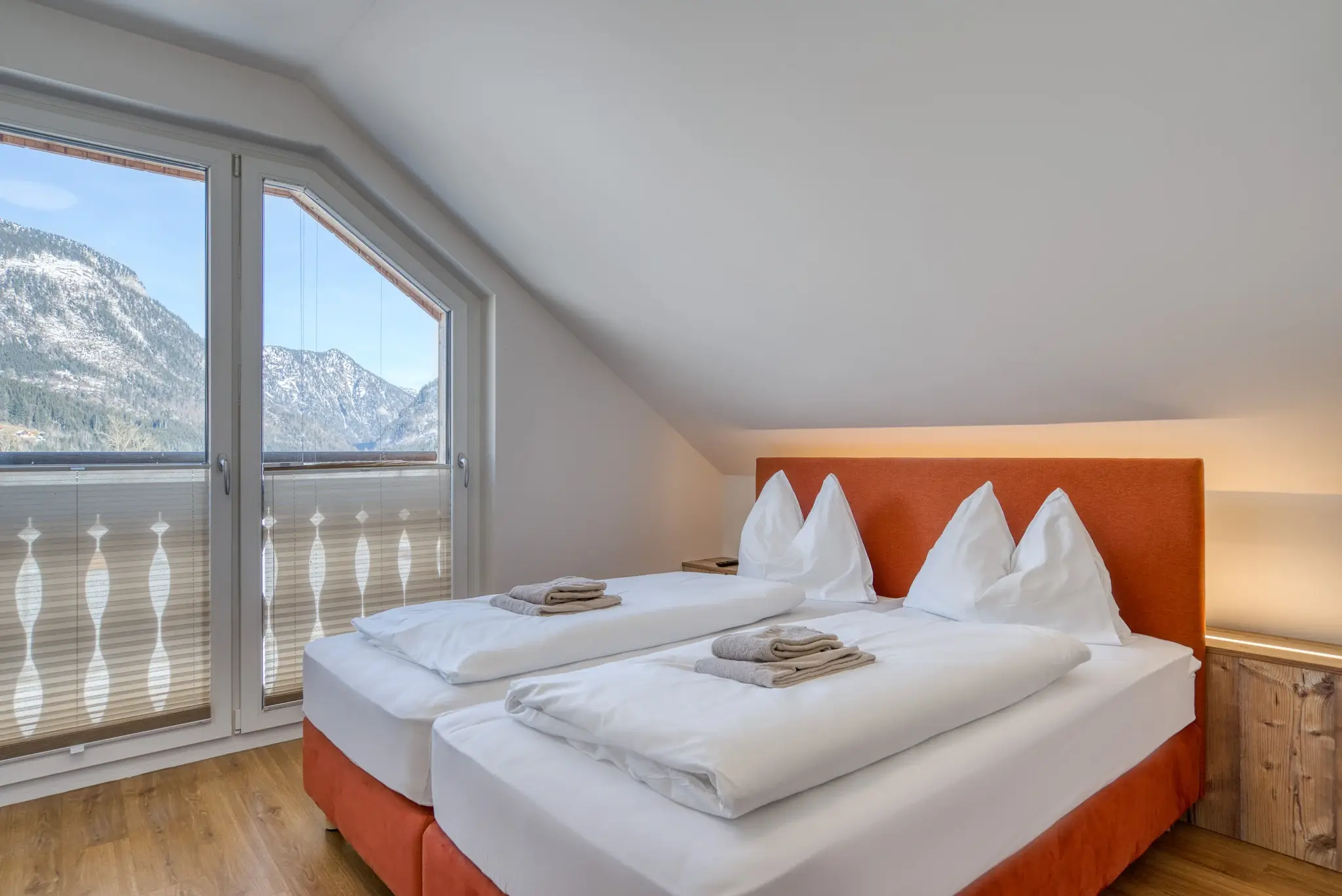 Ein Schlafzimmer im Alpinomad Apartment im COOEE alpin Hotel Dachstein in Gosau.
