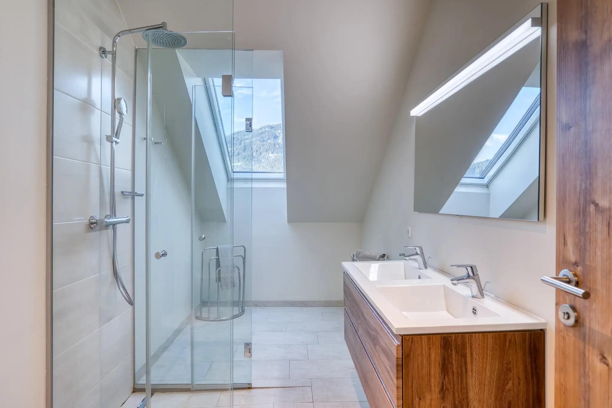 Ein Badezimmer mit Dusche im Alpinomad Apartment im COOEE alpin Hotel Dachstein in Gosau.
