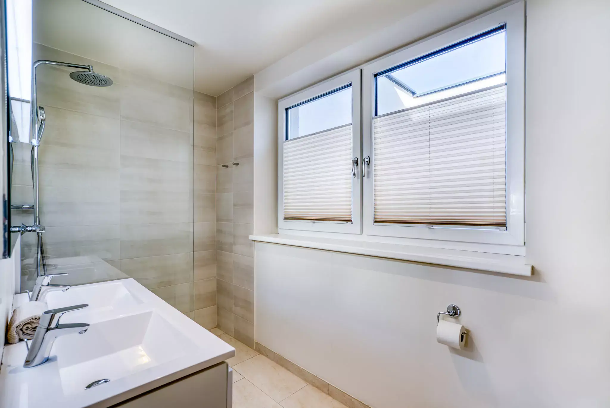 Ein Badezimmer mit Dusche im Skypine Apartment im COOEE alpin Hotel Dachstein in Gosau.