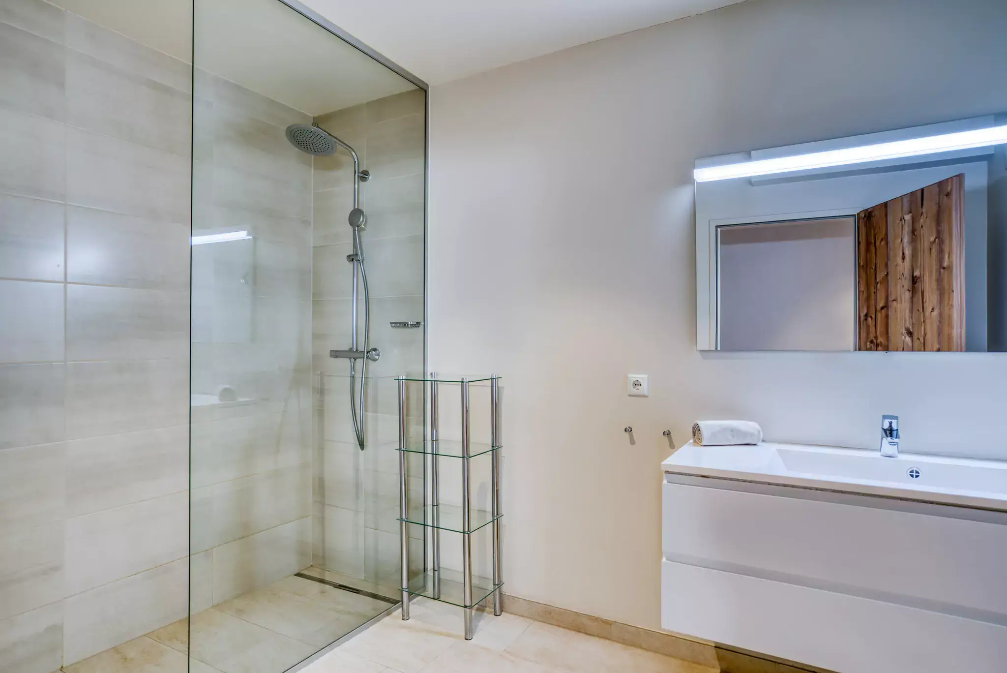 Das Badezimmer mit Dusche im Skypine Apartment im COOEE alpin Hotel Dachstein in Gosau.