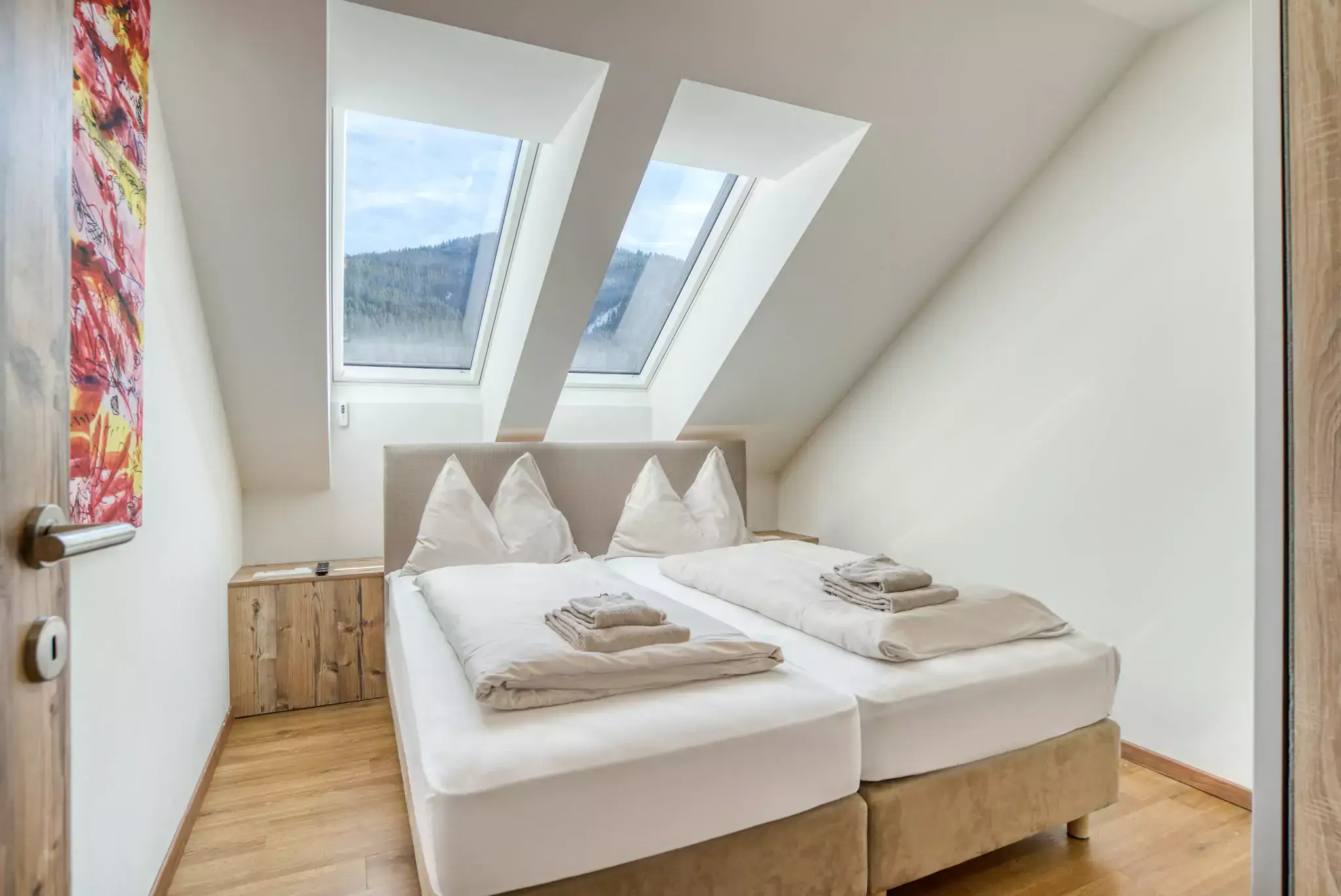 Ein Schlafzimmer im Gigantos Apartment im COOEE alpin Hotel Dachstein in Gosau.