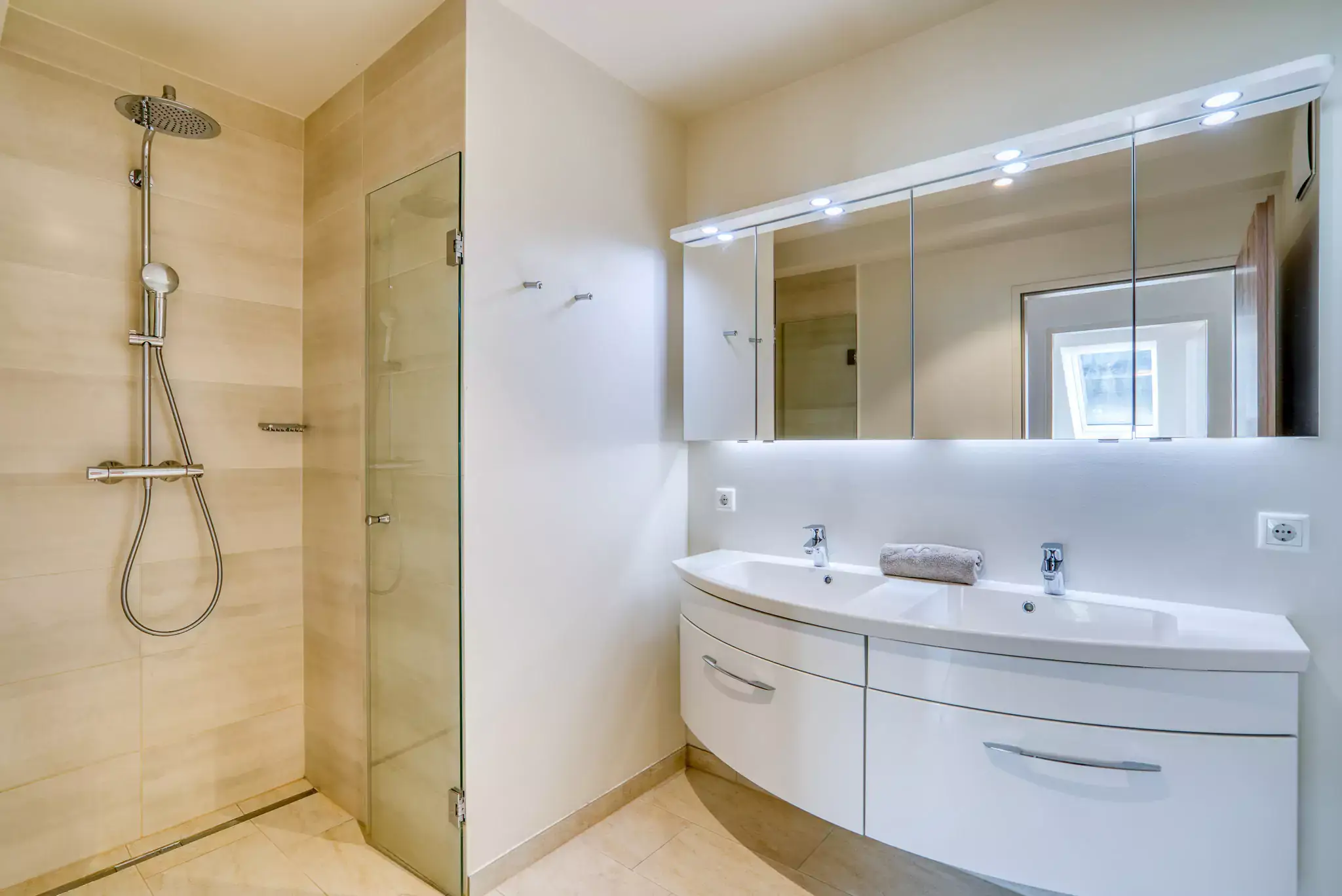 Das Badezimmer mit Dusche im Gigantos Apartment im COOEE alpin Hotel Dachstein in Gosau.