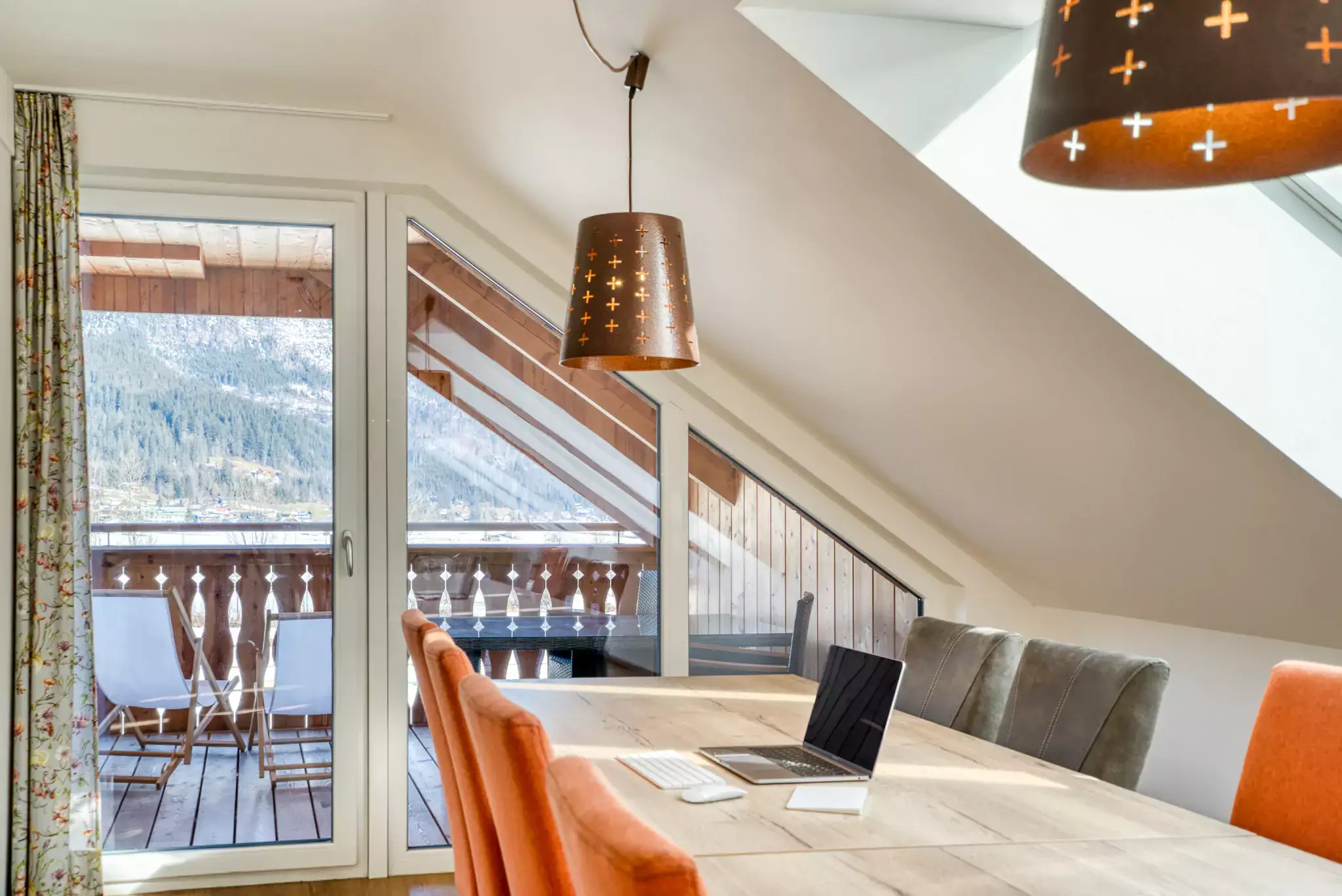 Die Küche mit Balkon im Freerida Apartment im COOEE alpin Hotel Dachstein in Gosau.