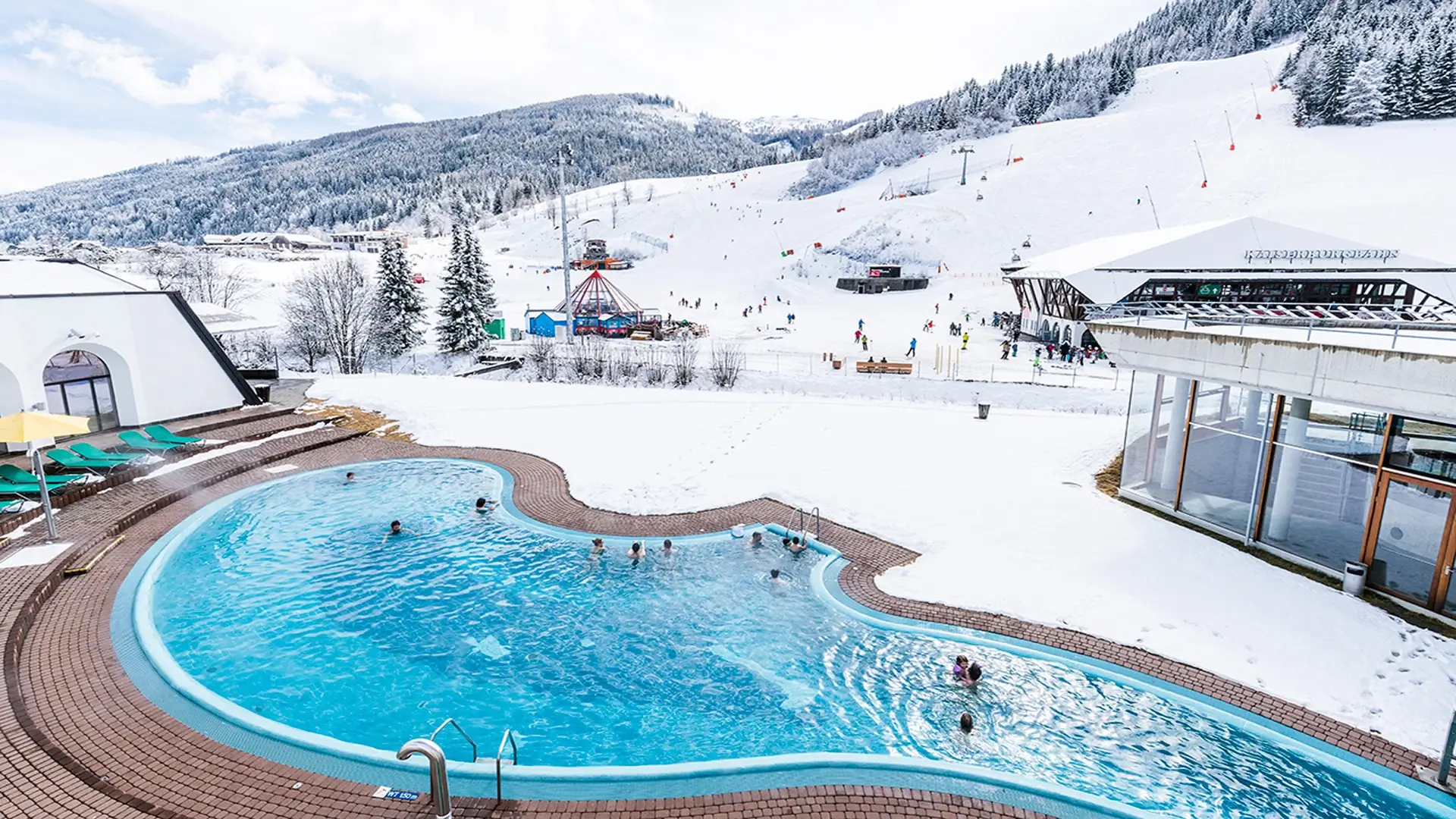 Ausblick vom Thermal Römerbad auf die Piste und Kaiserburgbahn in Bad Kleinkirchheim.