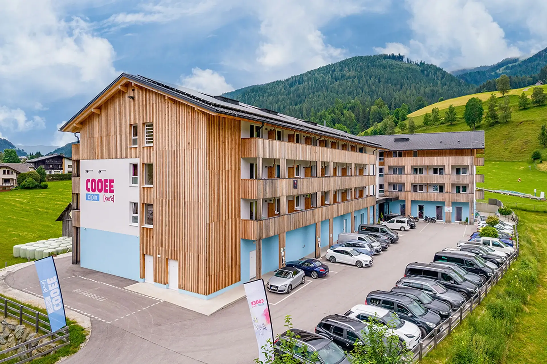 Das COOEE alpin Hotel in Bad Kleinkirchheim in den Nockbergen liegt gegenüber der Bergbahn und neben der Therme Römerbad.