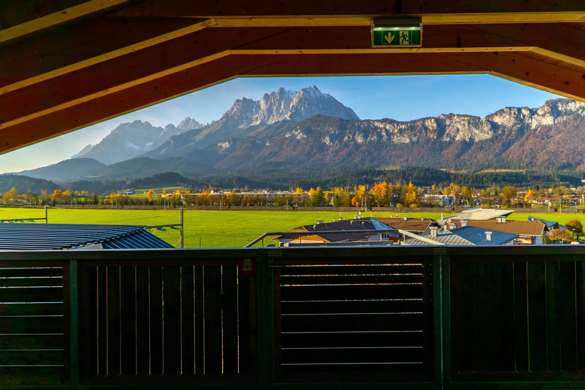 Ausblick auf den Wilden Kaiser vom Balkon des Seminarraumes im COOEE alpin Hotel Kitzbüheler Alpen.