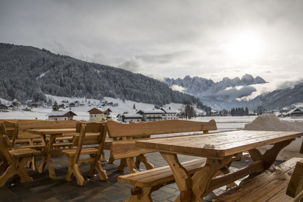Sonnenterrasse im Winter mit Blick auf den Gosaukamm und die verschneite Landschaft in Gosau.
