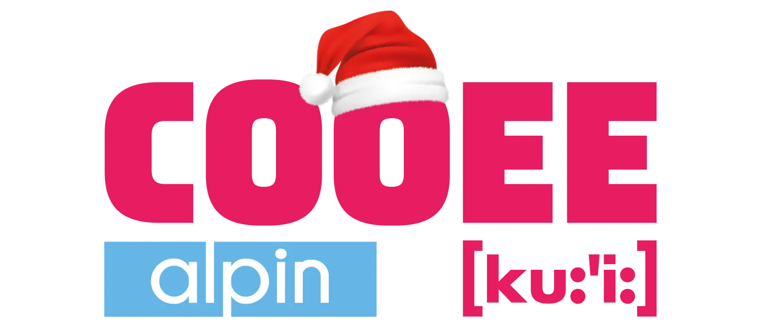 Weihnachtliches COOEE alpin Logo mit einer Weihnachtsmütze auf dem zweiten O.