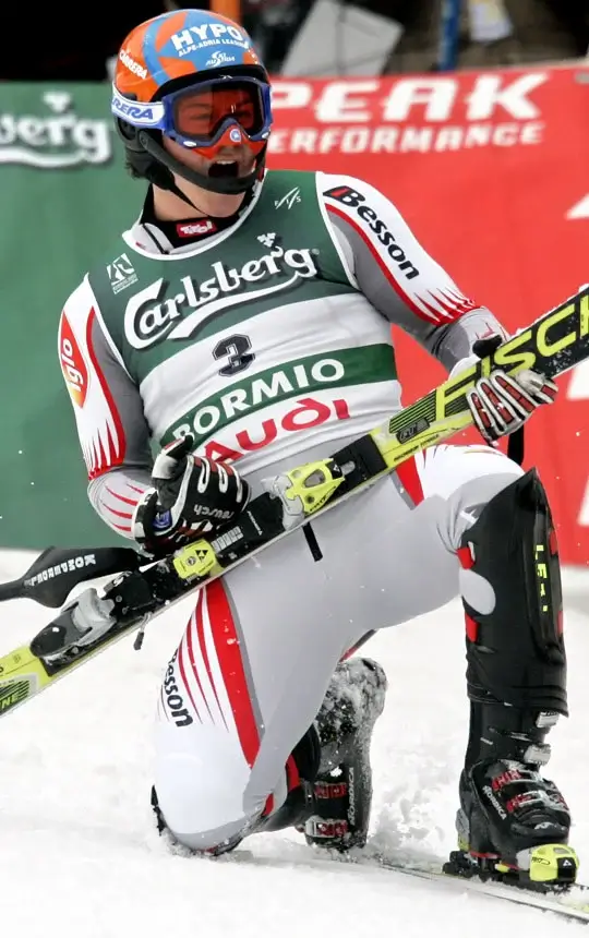 Skifahrer Rainer Schönfelder spielt Luftgitarre auf seinem Ski.