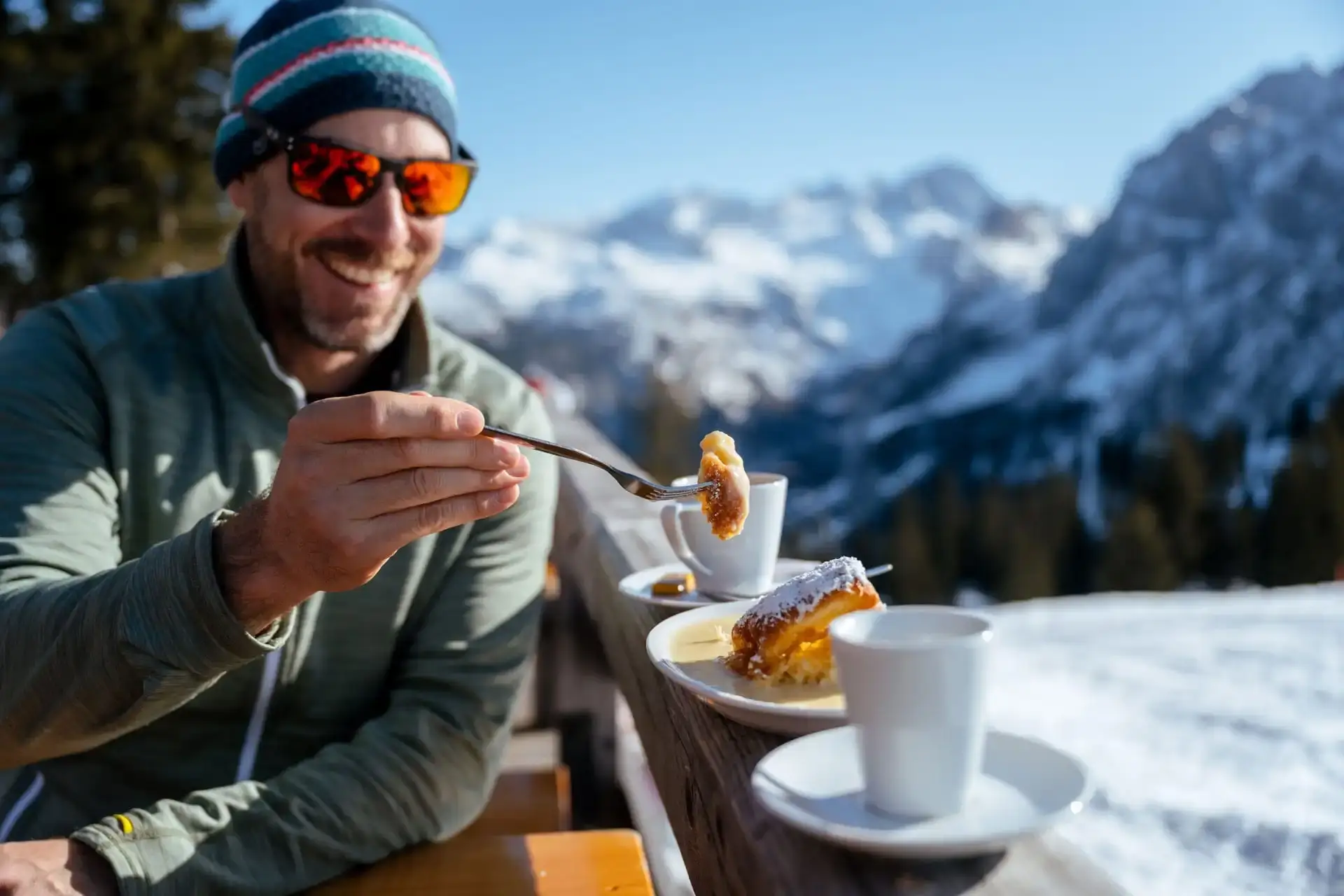 在冬日阳光下享受美食时光：在戈绍（Gosau）品尝凯撒火腿（Kaiserschmarrn）、咖啡并欣赏阿尔卑斯山美景--这是Dachstein 西部滑雪区鉴赏家和冬季运动爱好者的理想选择。