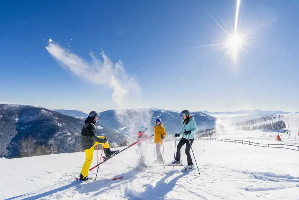 Familie beim Skifahren in Bad Kleinkirchheim in Kärnten an einem sonnigen Wintertag – idealer Winterurlaub für Familien mit Kindern in den österreichischen Alpen.