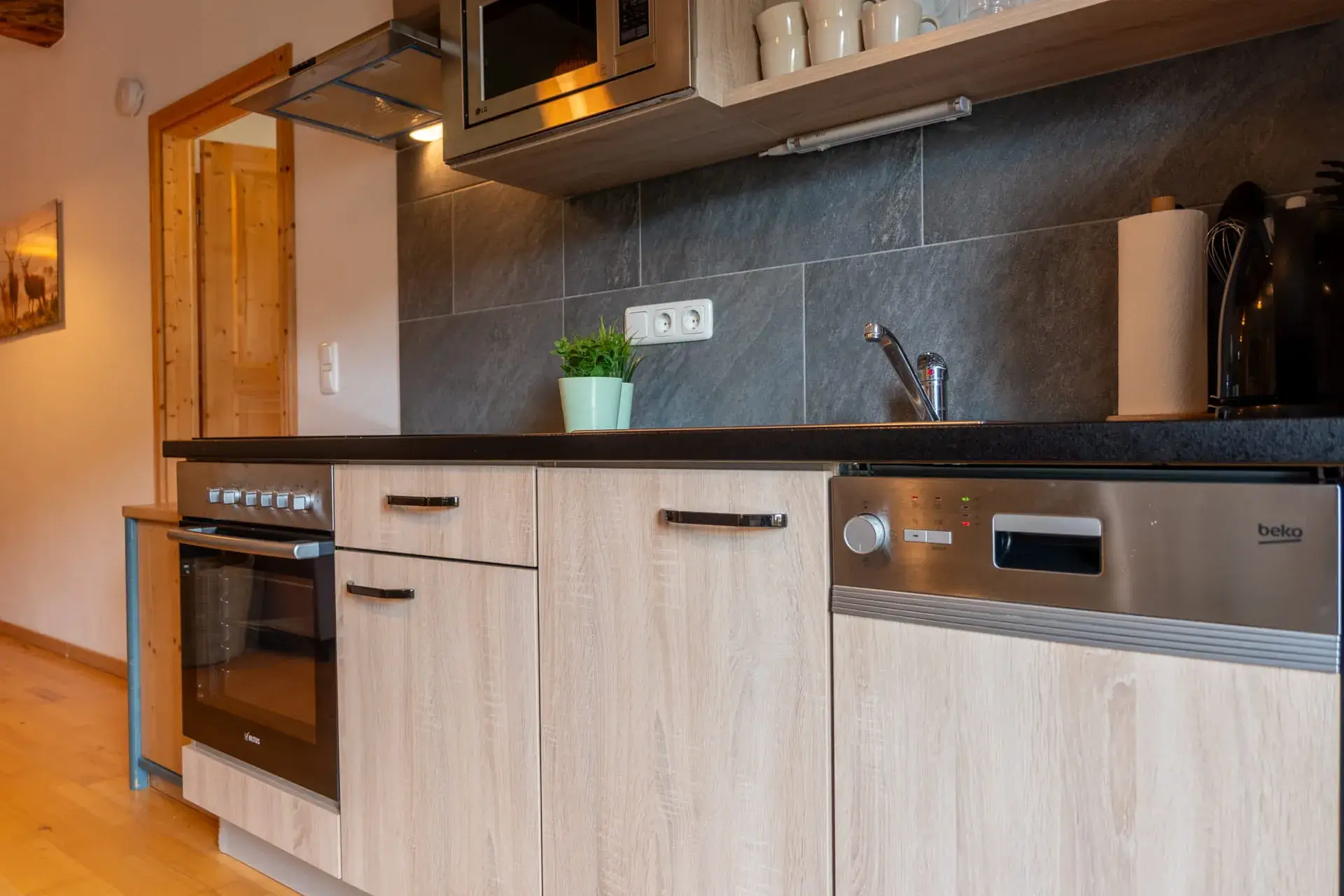 ampia cucina moderna; cucina con piano cottura (4 piastre in vetroceramica), forno, lavastoviglie, frigorifero con congelatore, bollitore, tostapane, forno a microonde, macchina per caffè espresso o Bialetti e macchina per caffè americano