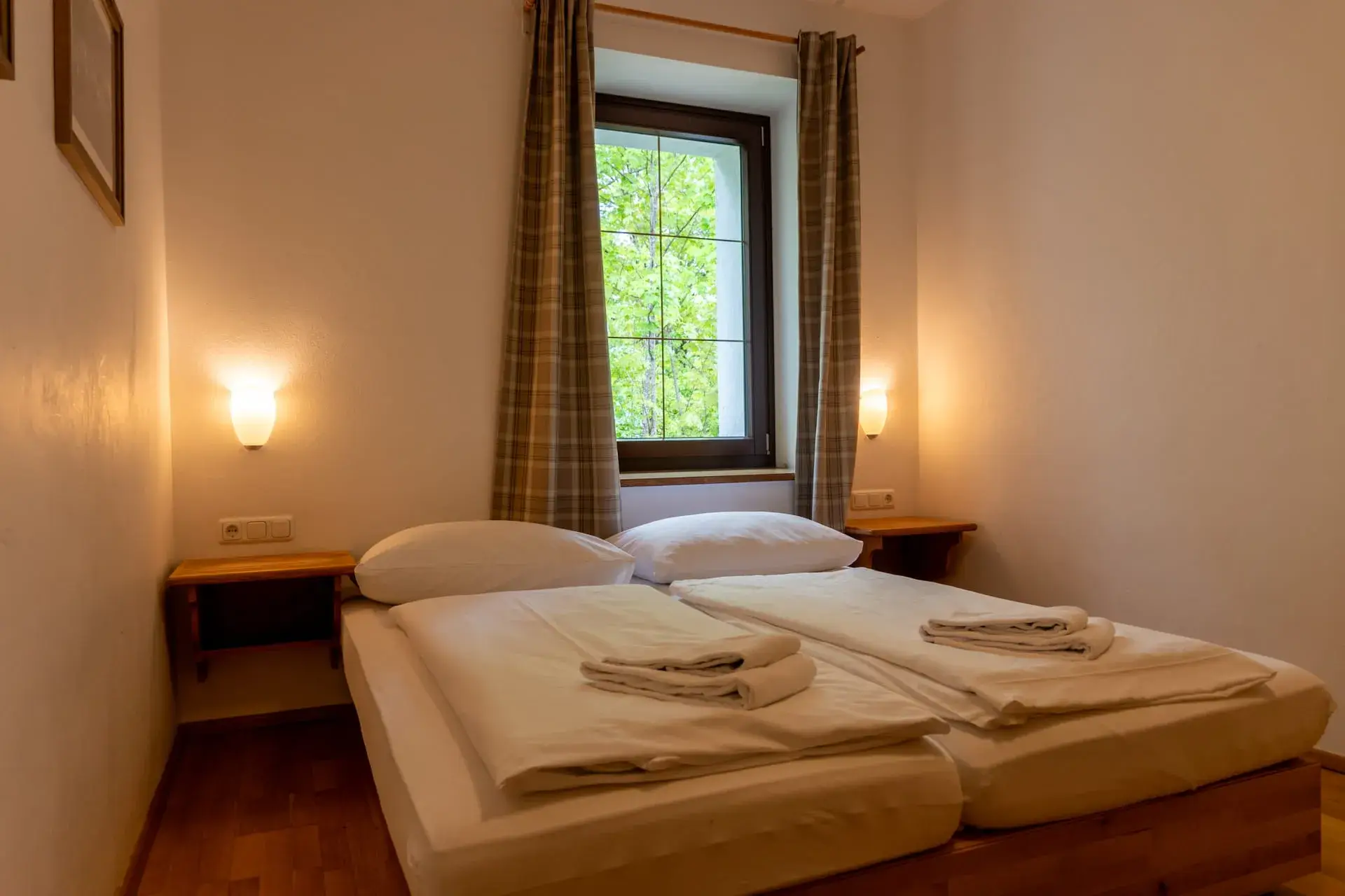Accogliente camera da letto con letto matrimoniale; finestra con vista sulla natura