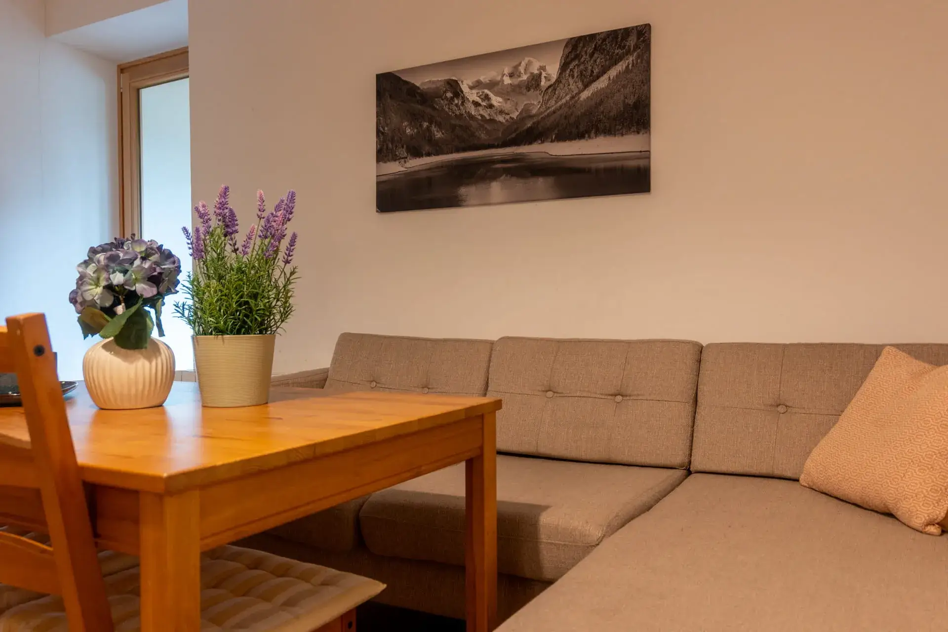 Cozy living area in the Wolfgangsee Apartment in the Salzkammergut, featuring a dining area and a corner bench—ideal for up to four people.