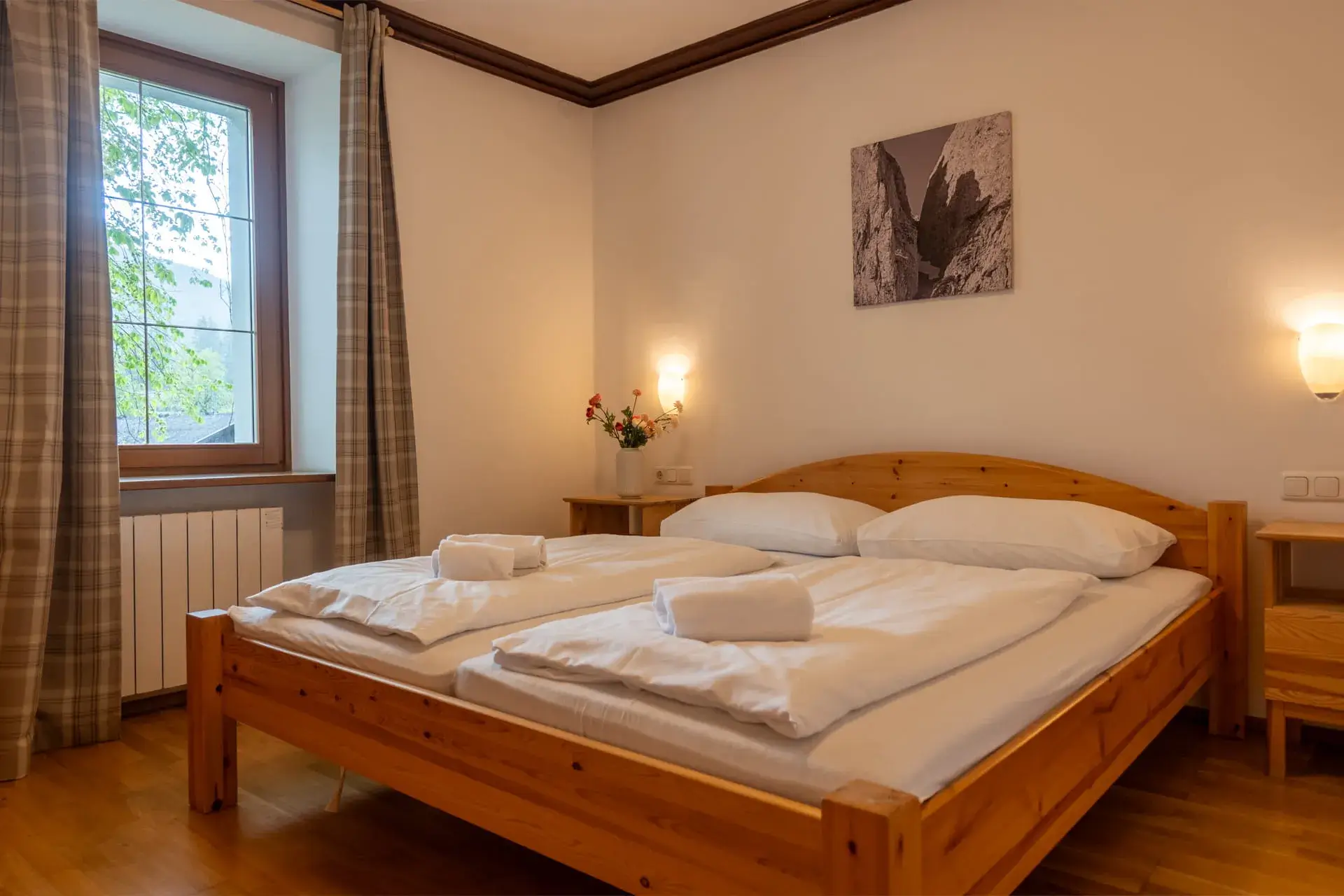 Cozy bedroom in the Wolfgangsee Apartment at the Ulmenhof in Gosau with a double bed—a comfortable vacation rental for your stay in the Salzkammergut.
