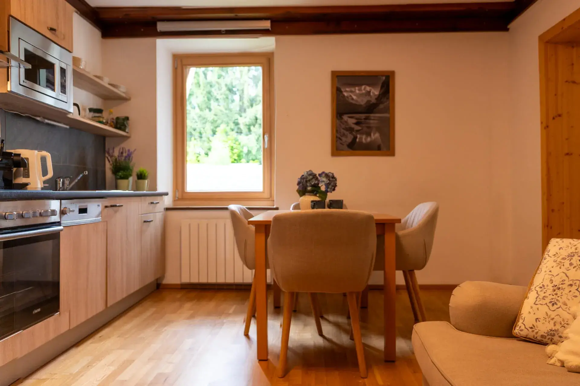 Světlá obytná kuchyně v apartmánu Almsee v Gosau s plně vybavenou kuchyní a jídelním koutem – ideální prázdninový apartmán nedaleko jezera Gosausee a Hallstattu.