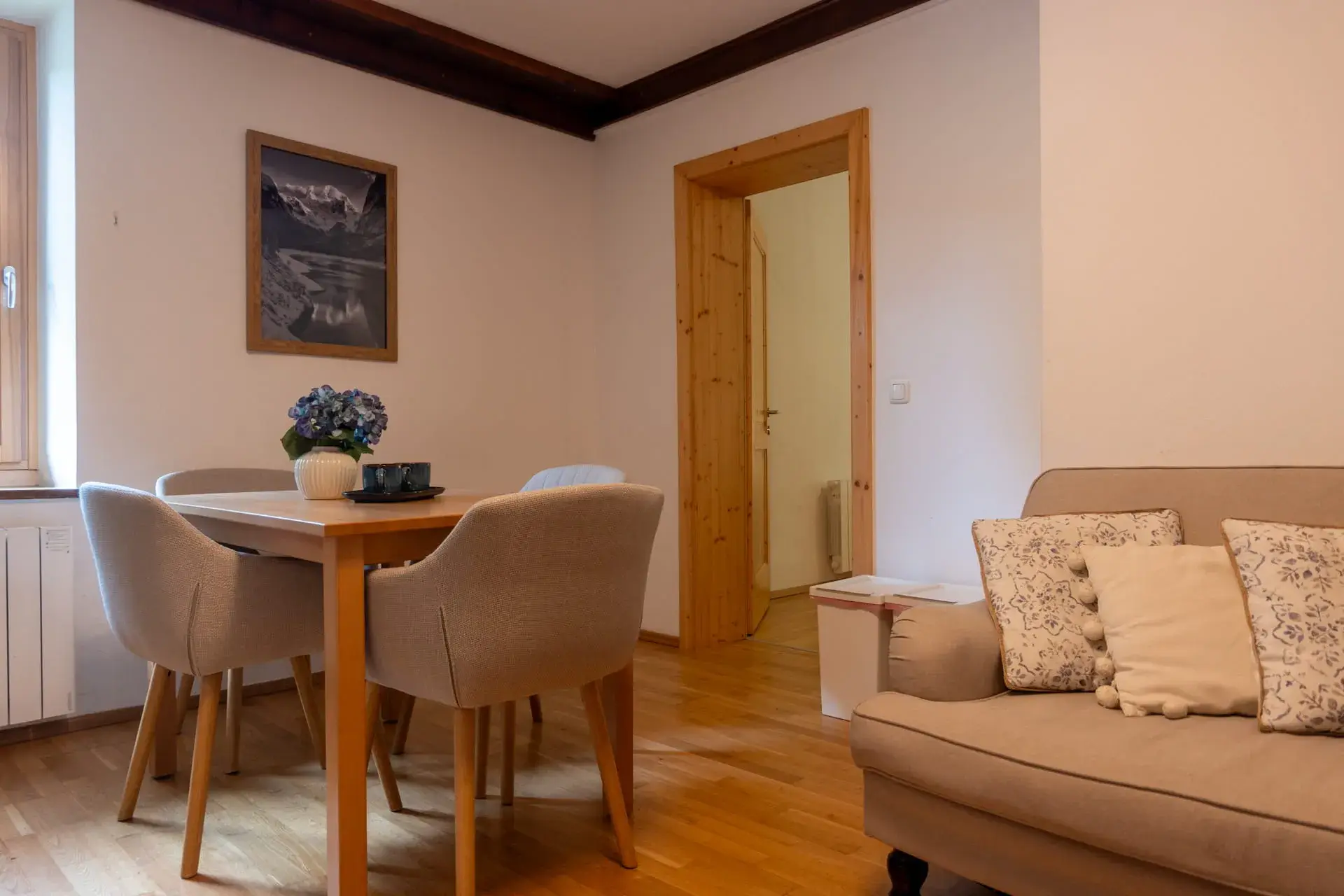 Útulný obývací a jídelní kout v apartmánu Almsee v Gosau s posezením – ideální pro rodinnou dovolenou v Salzkammergutu.